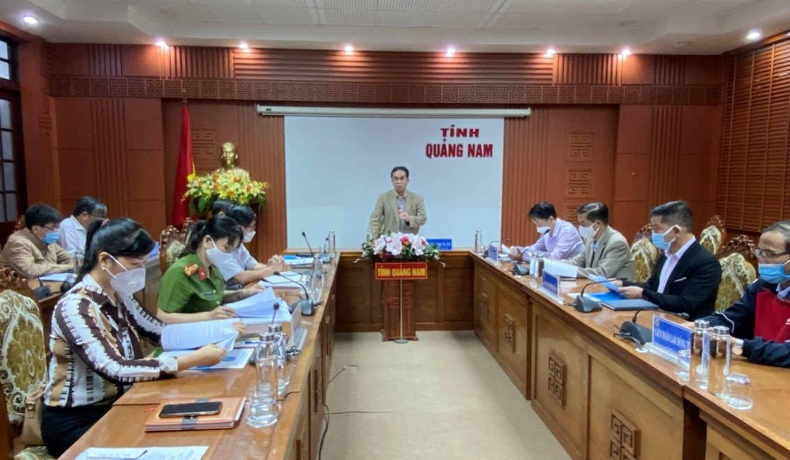 Phó Chủ tịch UBND tỉnh Trần Anh Tuấn chủ trì cuộc họp với Bảo hiểm xã hội tỉnh và các đơn vị sở ngành. Ảnh: D.L
