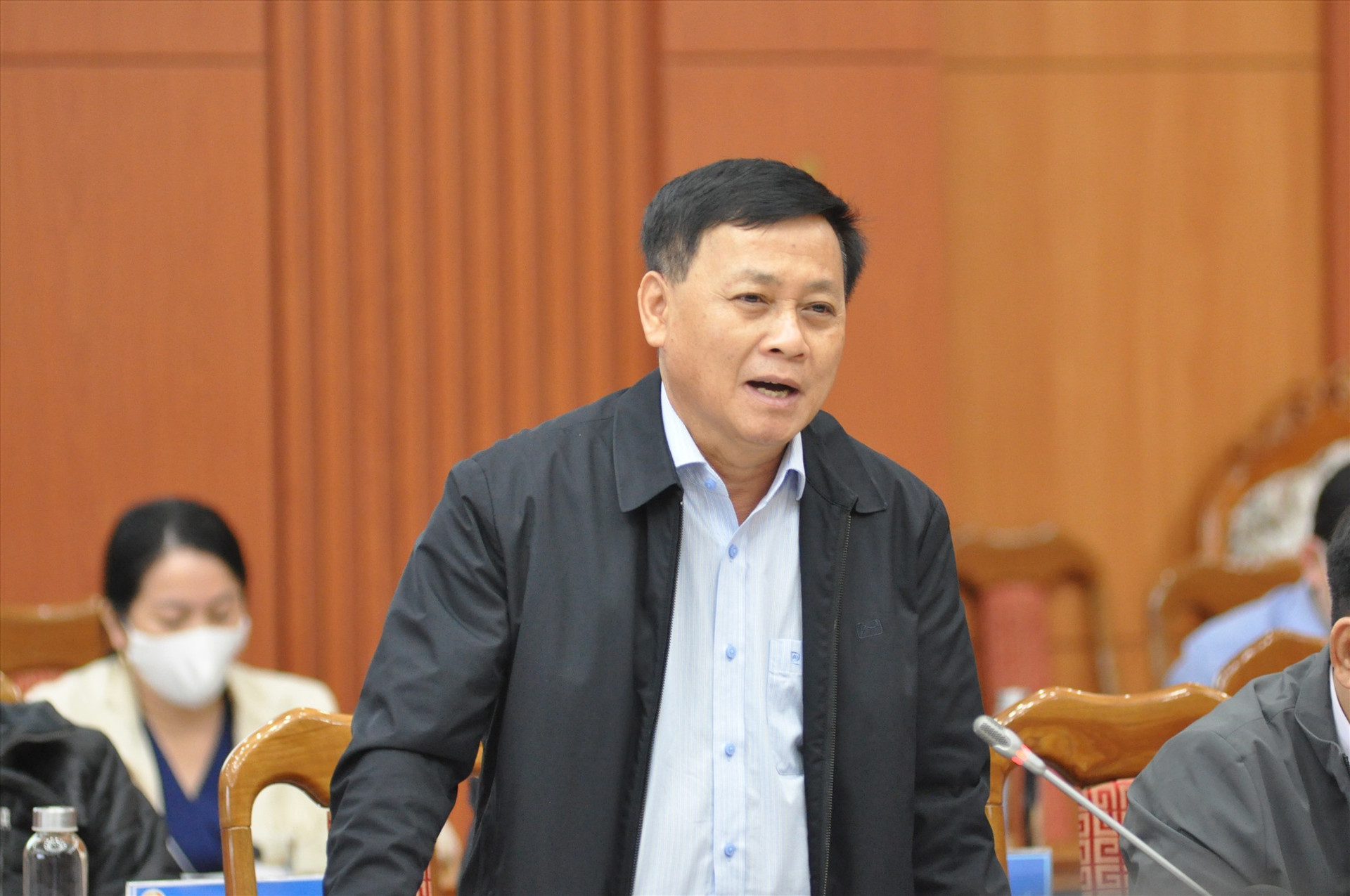 Giám đốc Sở Kế hoạch đầu tư Nguyễn Quang Thử trả lời câu hỏi của phóng viên về đấu thầu. Ảnh: X.P