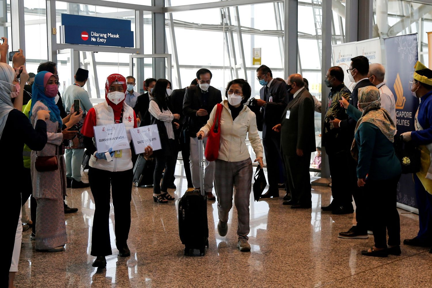 Du khách đến Sân bay Quốc tế Kuala Lumpur theo chương trình Làn đường Du lịch được Tiêm phòng Malaysia-Singapore sau khi việc du lịch giữa hai nước bị tạm dừng do đại dịch coronavirus, ở Sepang, Malaysia, vào ngày 29 tháng 11 năm nay. (Ảnh Reuters) KUALA LUMPU