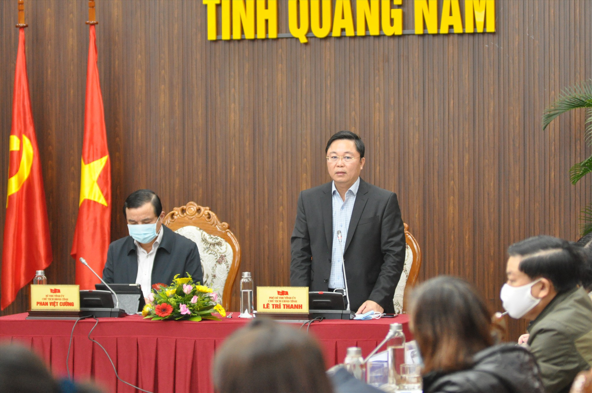 Chủ tịch UBND tỉnh Lê Trí Thanh đánh giá cao nỗ lực của các sở, ngành trong 11 tháng qua. Ảnh: X.P