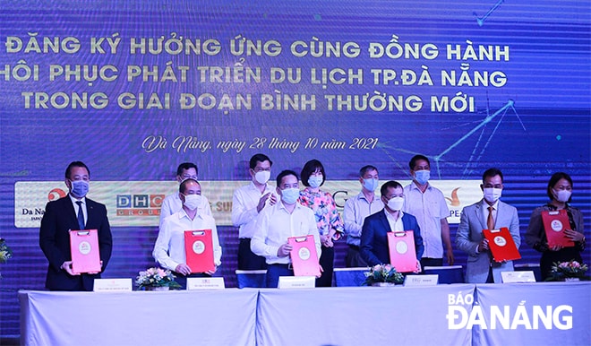 Các doanh nghiệp đăng ký hưởng ứng cùng đồng hành khôi phục, phát triển du lịch Đà Nẵng trong giai đoạn bình thường mới vào ngày 28-10. Ảnh: PHÚC AN   