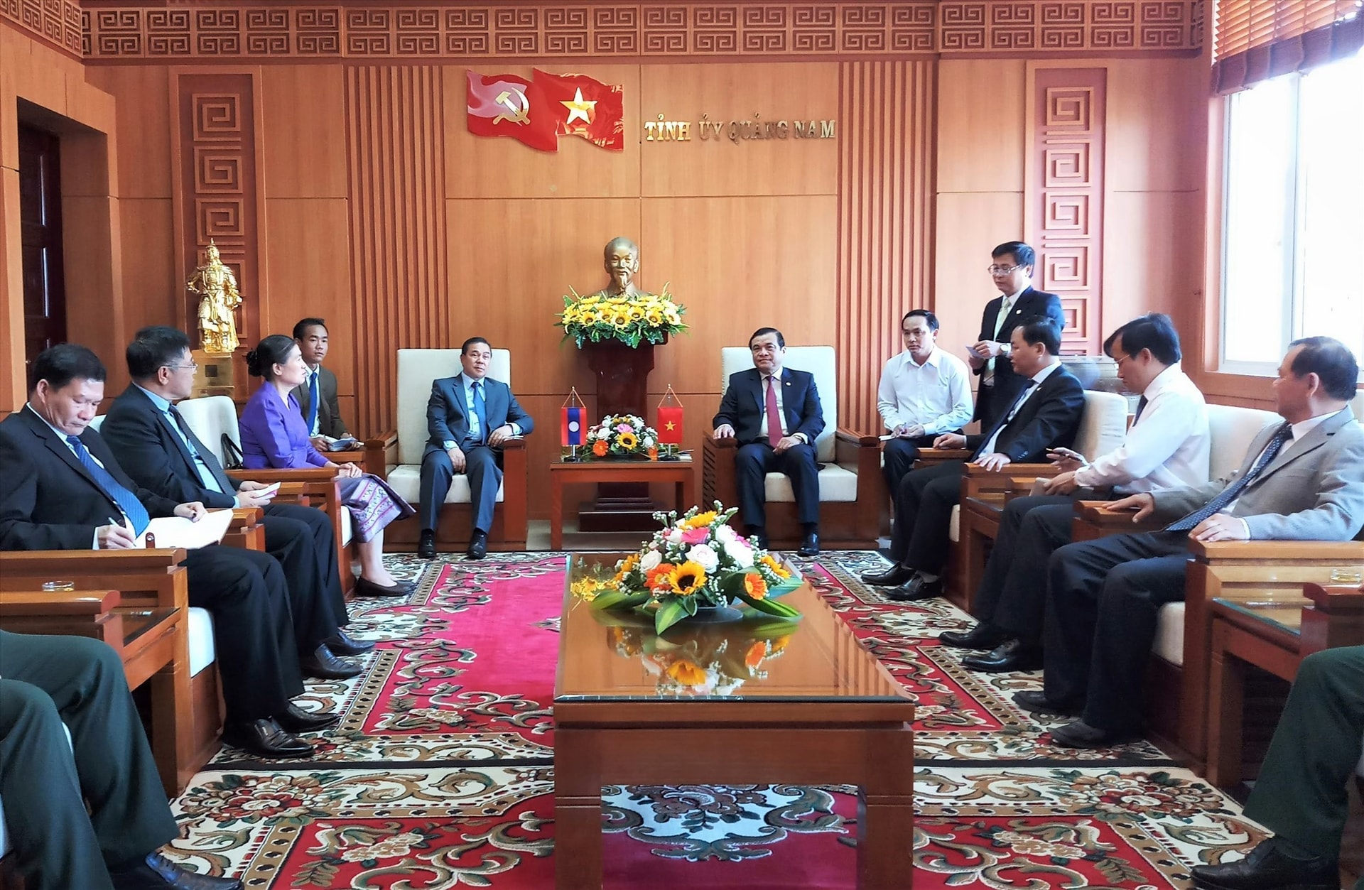 Secretary of the Provincial Party Committee, Chairman of the Provincial People's Council Phan Viet Cuong receives the delegation of the Lao Embassy in Vietnam.