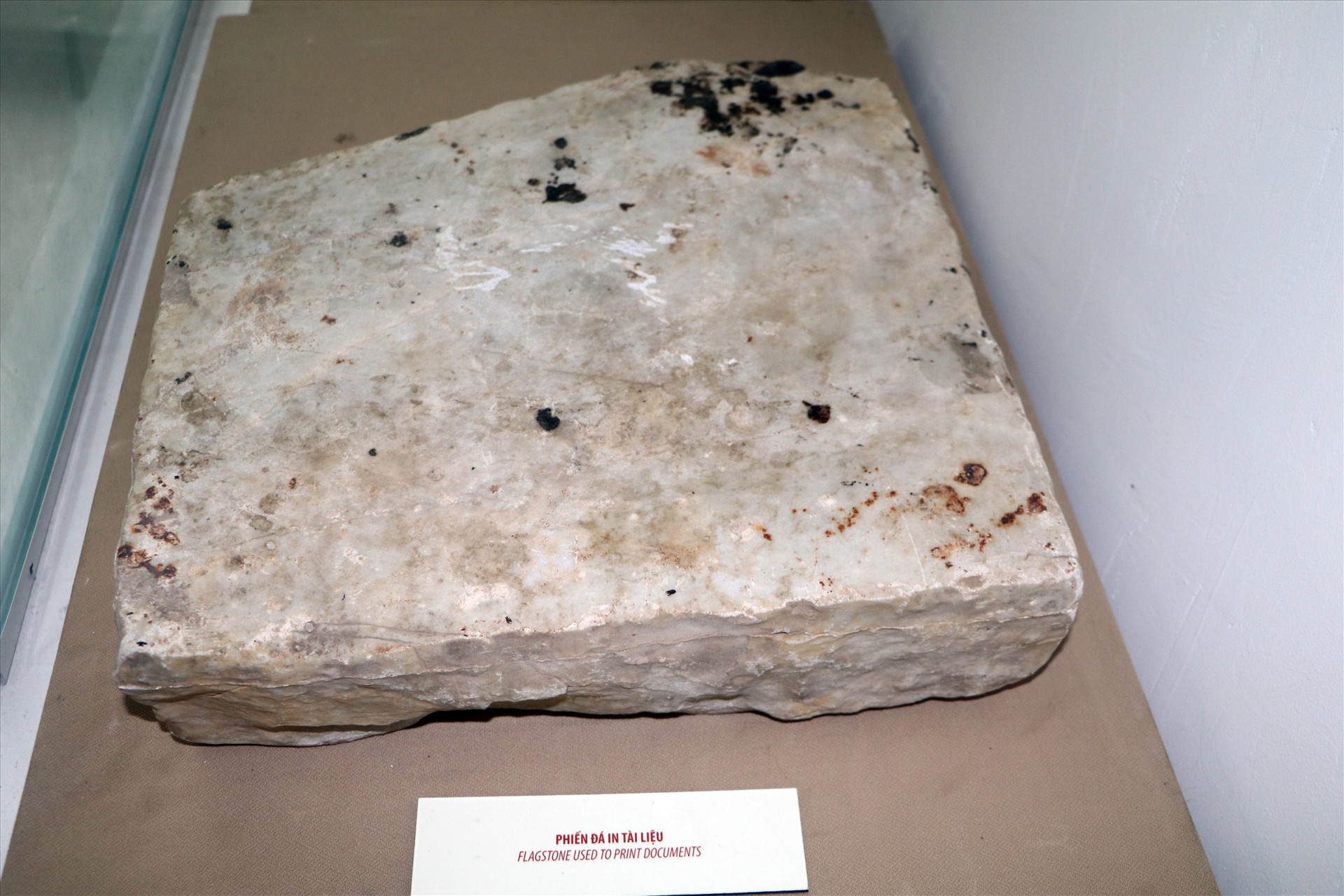 Phiến đá in tài liệu trưng bày tại Bảo tàng Quảng Nam.