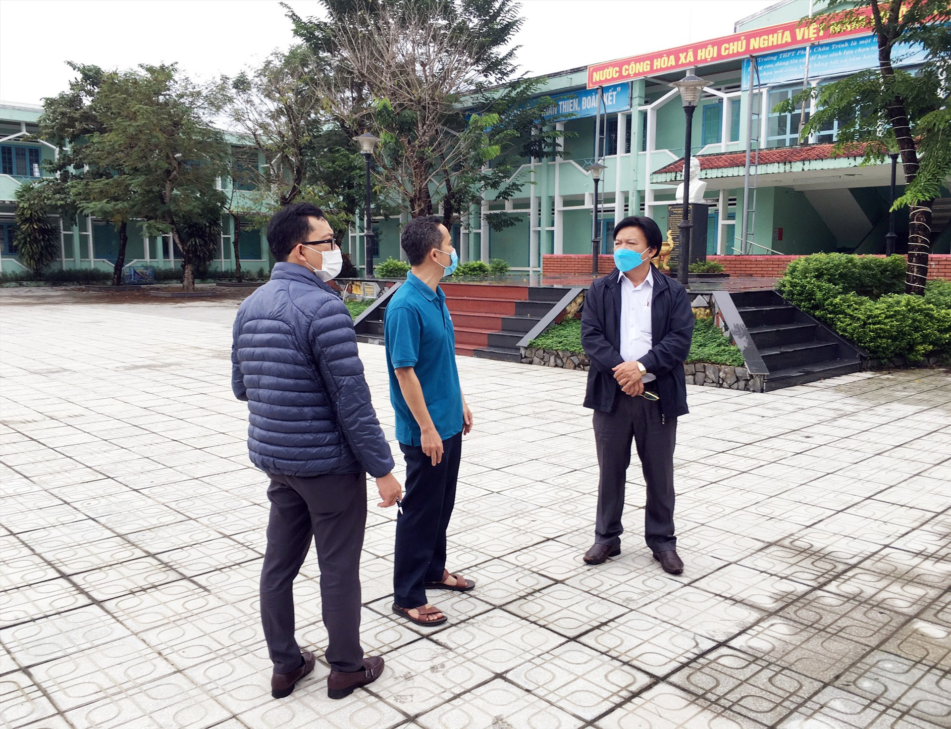 Sở GD-ĐT kiểm tra tình hình dịch bệnh tại trường THPT Phan Châu Trinh, Tiên Phước.
