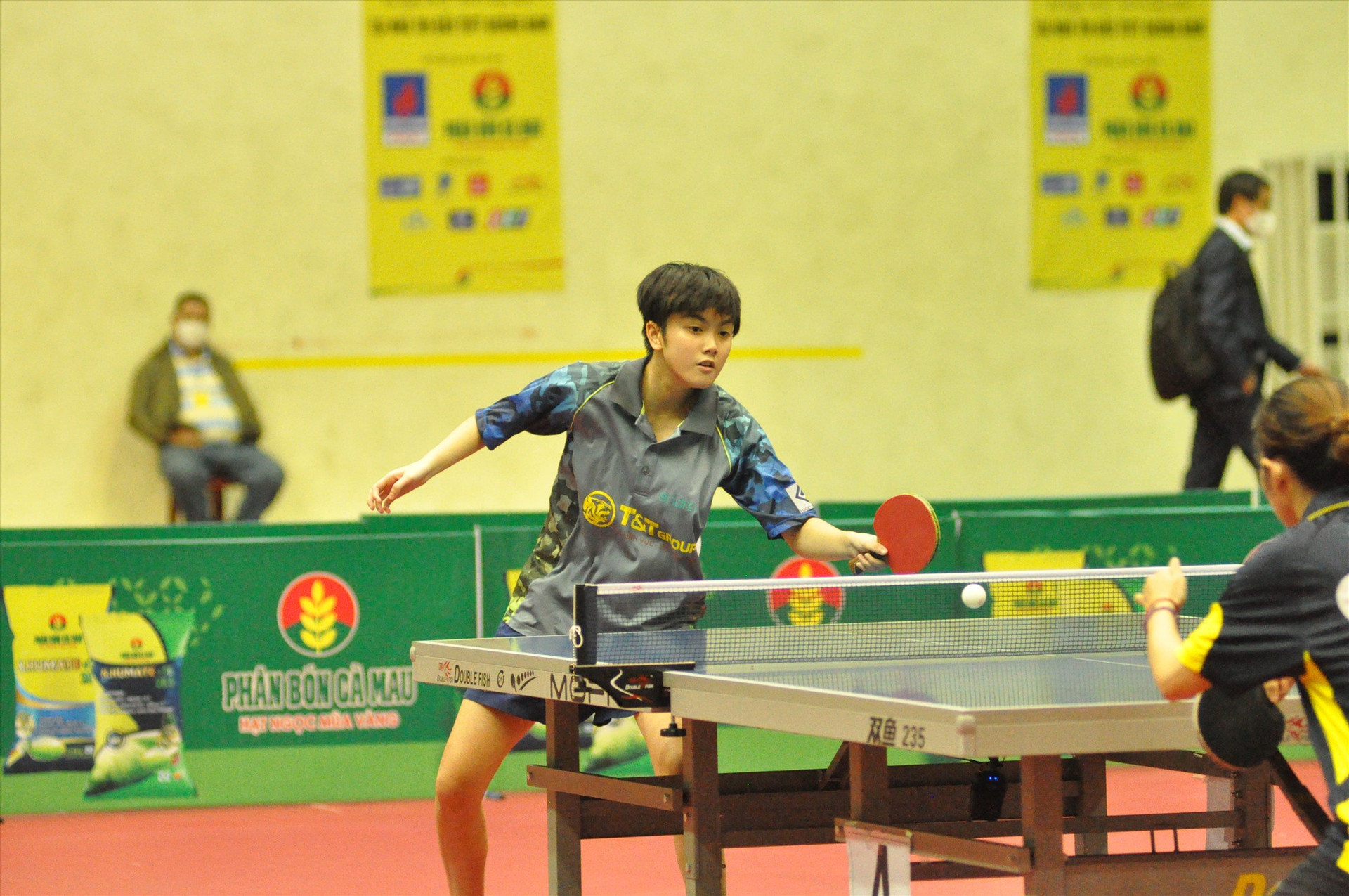Tay vợt trẻ Trần Mai Ngọc dễ dàng vượt qu đối thủ trong trận chung kết. Ảnh: T.V
