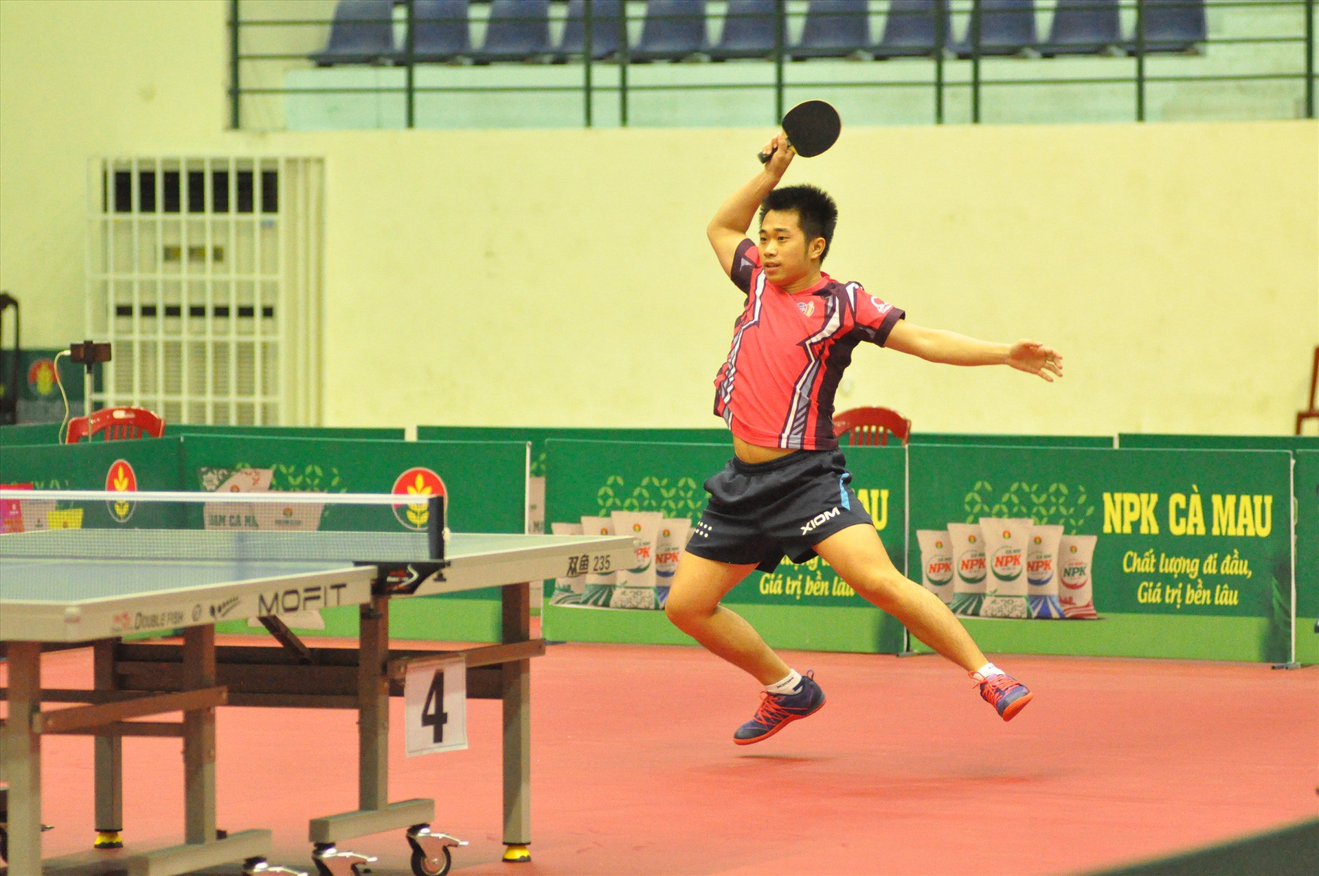 Với lối chơi tân công mạnh mẽ, tay vợt Nguyễn Đức Tuân đã vượt qua người đồng đội để đoạt chức vô địch đơn nam. Ảnh: T.V