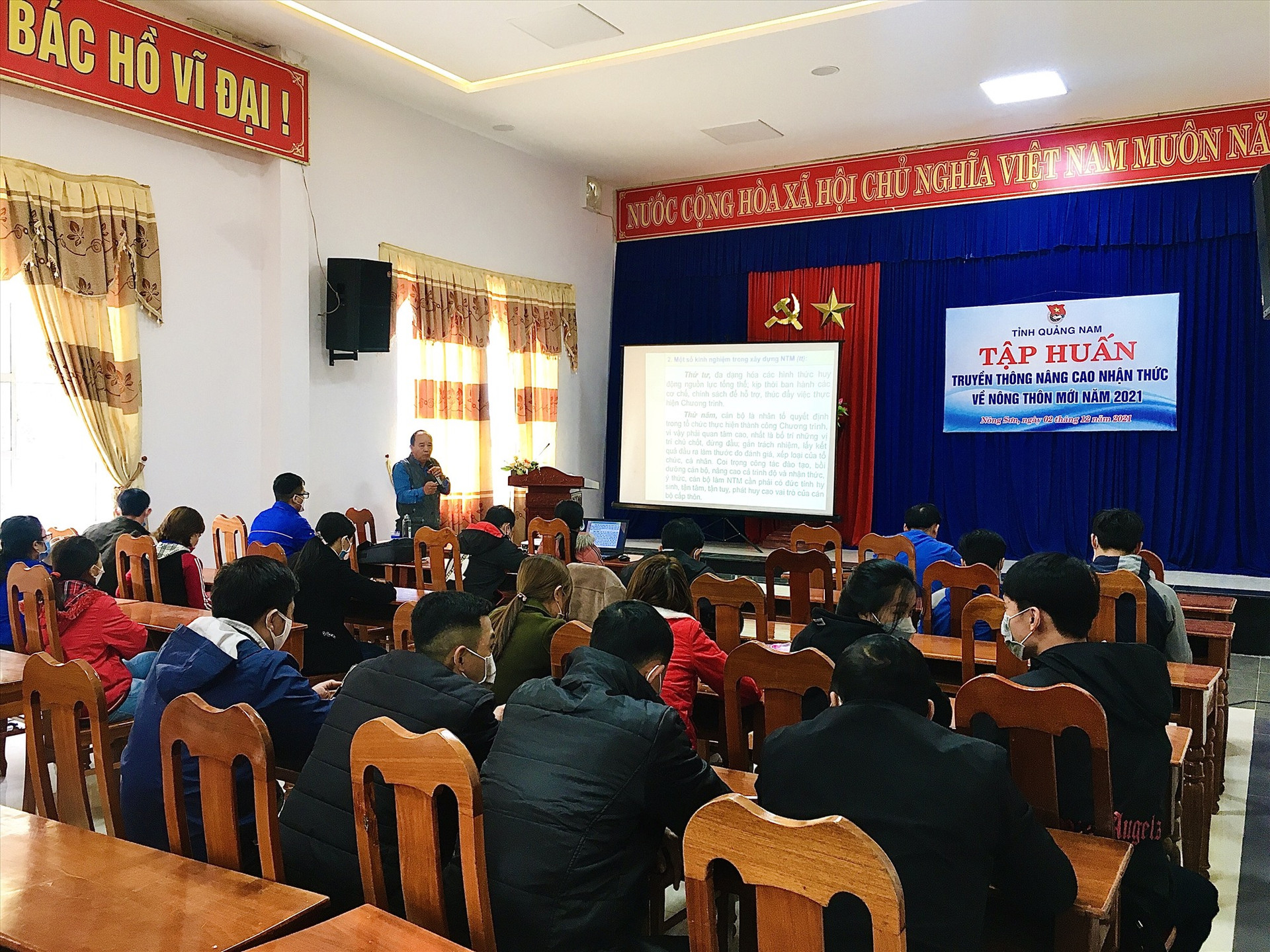 Báo cáo viên Phòng NN&PTNT huyện Nông Sơn truyền thông về xây dựng nông thôn mới. Ảnh: LÊ THÔNG