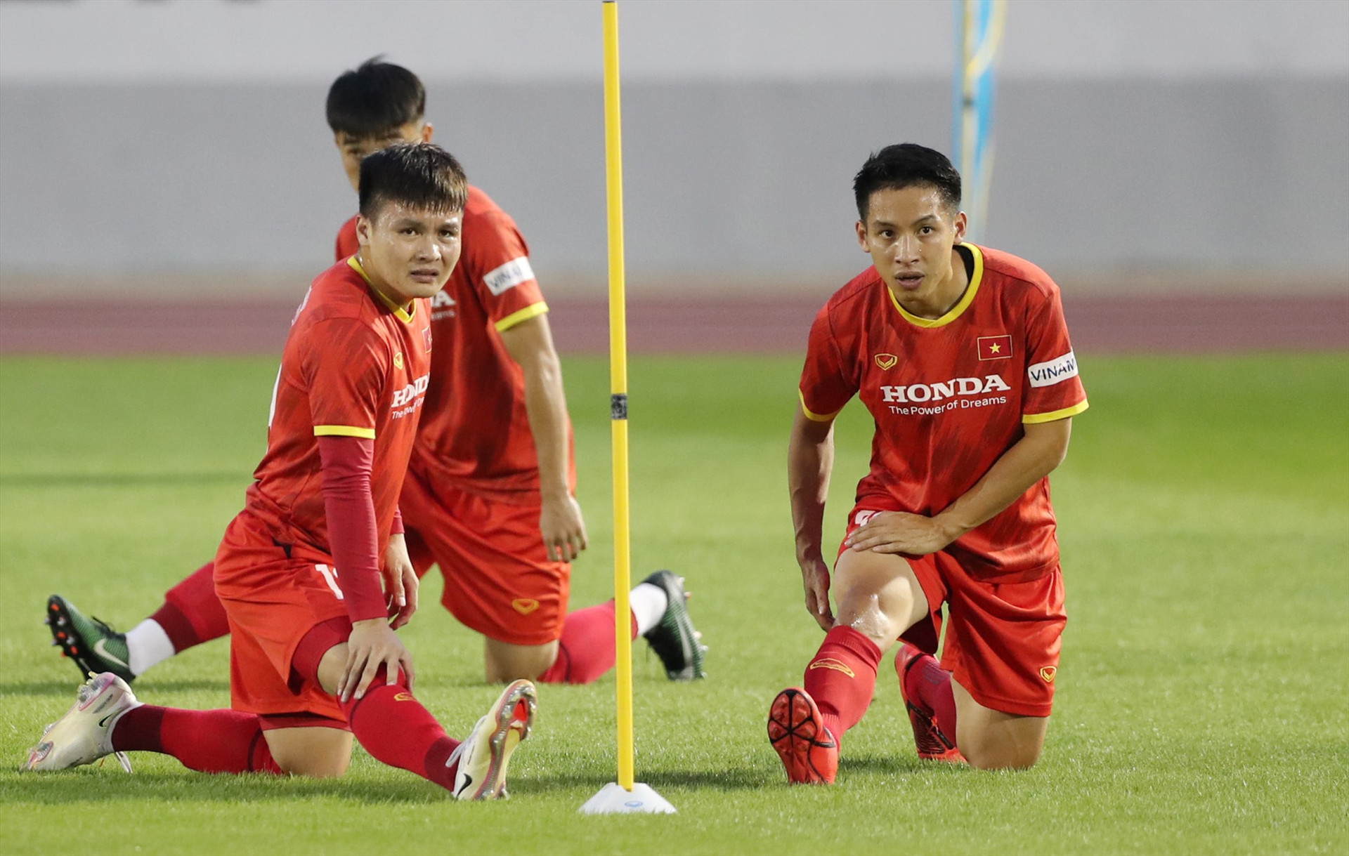 Tiền vệ Hùng Dũng (bên phải) vắng mặt đáng tiếc tại AFF Cup 2020. Ảnh: VFF