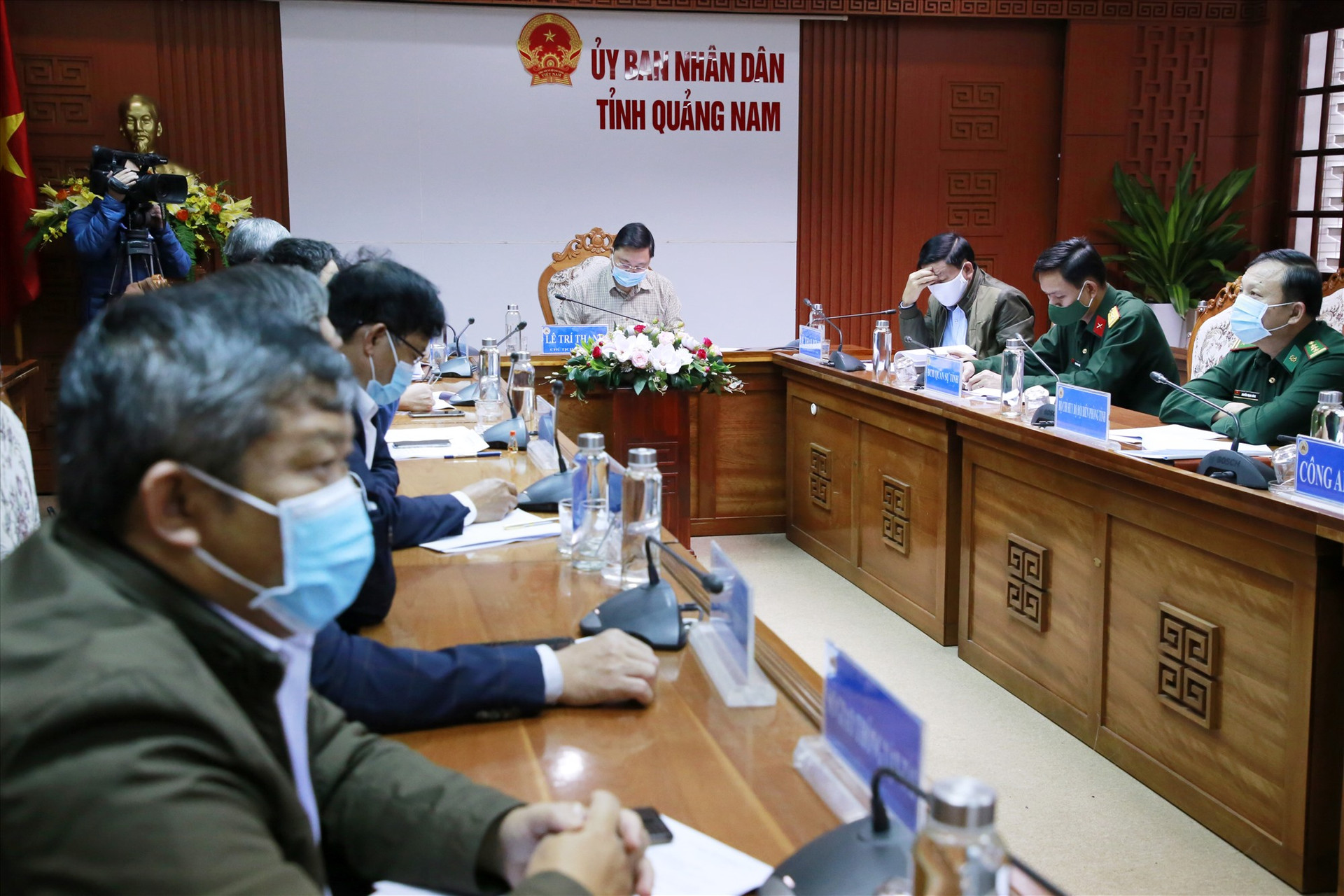 Chủ tịch UBND tỉnh Lê Trí Thanh cùng các đại biểu dự điểm cầu hội nghị tại UBND tỉnh. Ảnh: T.C
