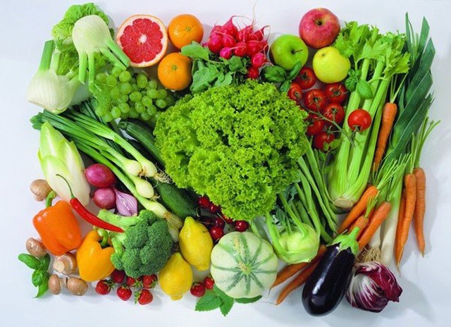 Thường xuyên bổ sung vitamin C, E, A, lutein, kẽm zeaxanthin có trong rau xanh, trái cây.