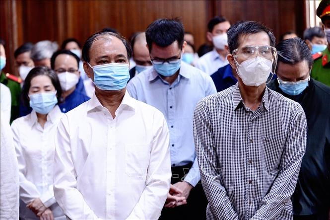 Bị cáo Lê Tấn Hùng (trái, nguyên Tổng Giám đốc Tổng Công ty Nông nghiệp Sài Gòn). Ảnh: Thành Chung/TTXVN