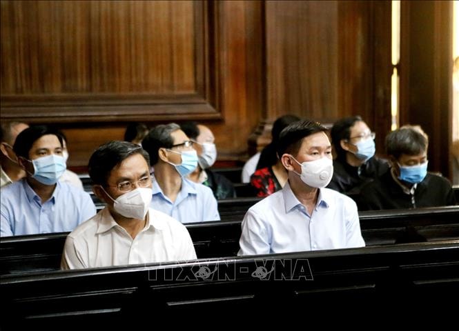 Hai bị cáo Trần Vĩnh Tuyến (phải) và Trần Trọng Tuấn (nguyên Giám đốc Sở Xây dựng TP Hồ Chí Minh) tại phiên tòa sáng 6-12. Ảnh: Thành Chung/TTXVN