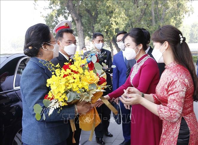 Chủ tịch Quốc hội Vương Đình Huệ và Phu nhân đón Chủ tịch Quốc hội nước Cộng hòa Dân chủ Nhân dân Lào Saysomphone Phomvihane và Phu nhân.