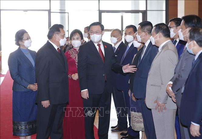 Chủ tịch Quốc hội Vương Đình Huệ và Phu nhân và Chủ tịch Quốc hội Lào Saysomphone Phomvihane và Phu nhân tại Lễ đón.