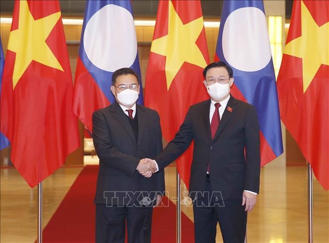 Chủ tịch Quốc hội Vương Đình Huệ đón Chủ tịch Quốc hội Lào Saysomphone Phomvihane.