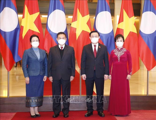Chủ tịch Quốc hội Vương Đình Huệ và Phu nhân chụp ảnh chung với Chủ tịch Quốc hội Lào Saysomphone Phomvihane và Phu nhân tại Lễ đón.