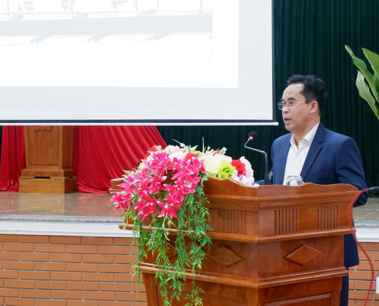 Phó Chủ tịch UBND tỉnh Trần Anh Tuấn phát biểu tại Hội thảo. Ảnh: X.H
