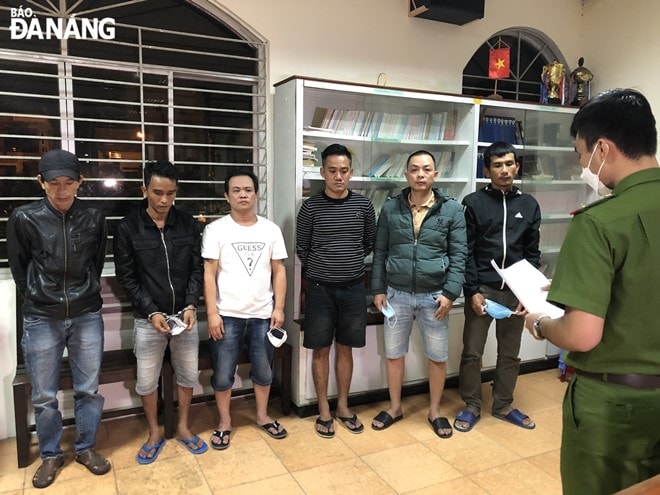 Cơ quan cảnh sát điều tra, Công an quận Sơn Trà thực hiện quyết định tạm giữ hình sự nhóm đối tượng để tiếp tục điều tra về hành vi tổ chức đánh bạc và tham gia đánh bạc. Ảnh: CA