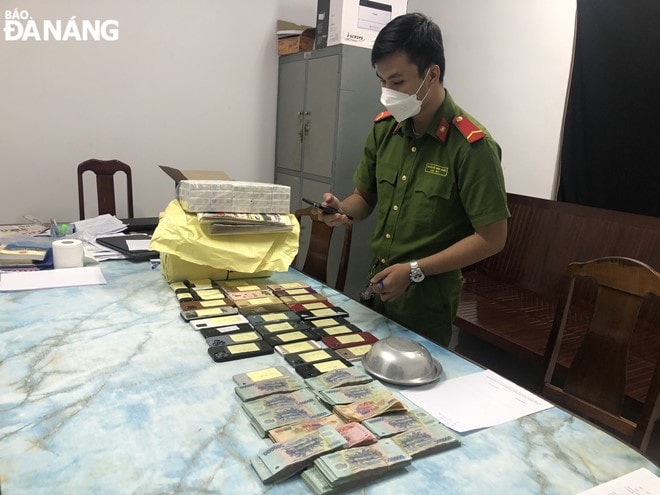 Tang vật liên quan đến vụ tổ chức đánh bạc và tham gia đánh bạc bị cơ quan công an tạm giữ. Ảnh: C.A
