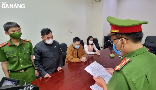Cơ quan Cảnh sát điều tra, Công an thành phố thực hiện lệnh bắt tạm giam ông Nguyễn Quang Trung (thứ 2, trái sang). Ảnh: L.H