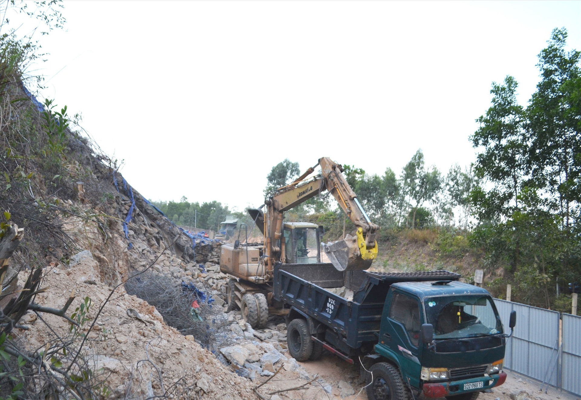 Gói thầu sửa chữa đột xuất taluy dương bị sạt lở trên quốc lộ 14B, đoạn qua xã Đại Quang (huyện Đại Lộc) được triển khai thi công vào cuối tháng 5 năm nay. Ảnh: CT