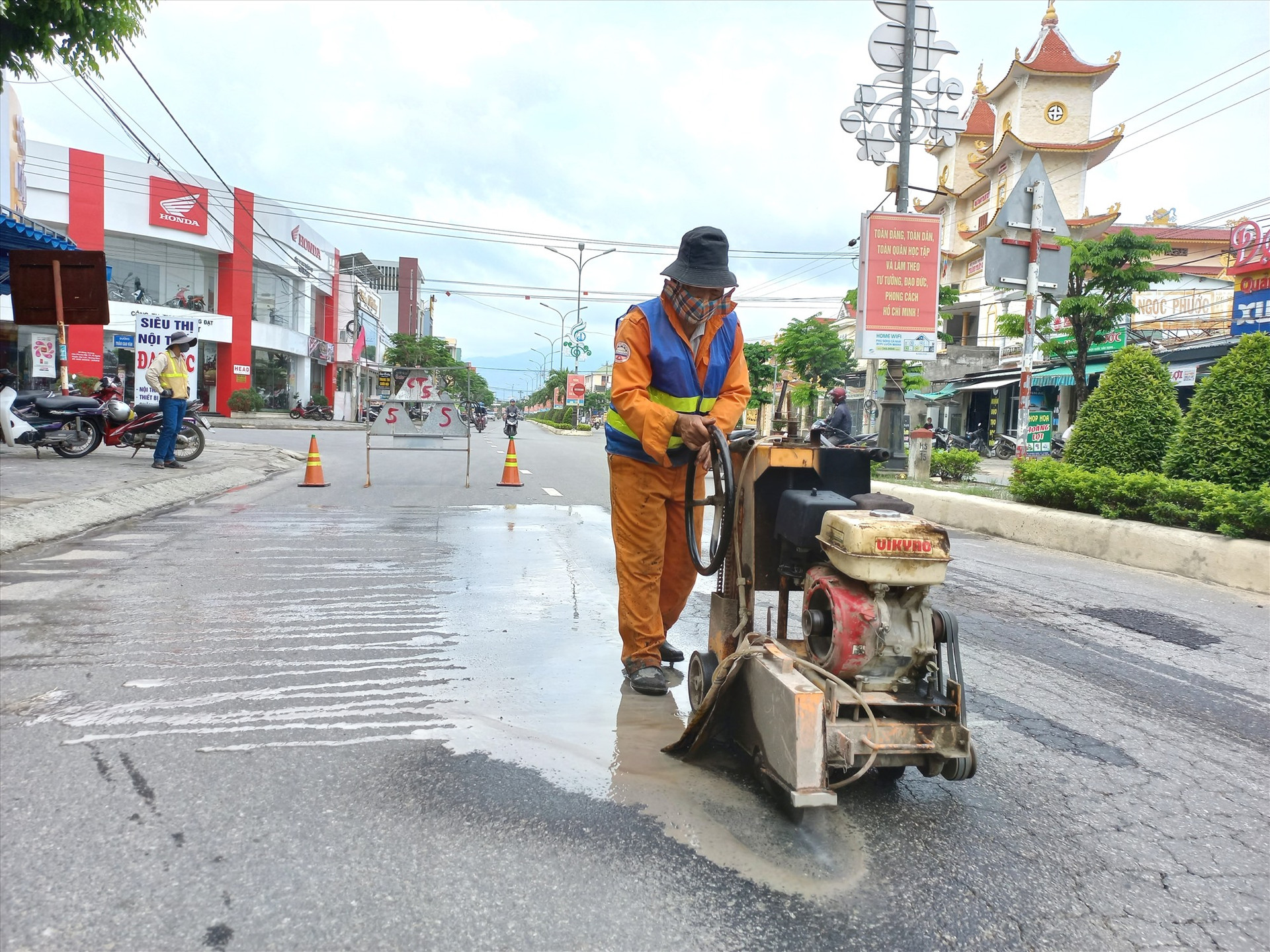 Sửa chữa một số vị trí mặt đường ĐT609 bị hư hỏng, đoạn qua thị trấn Ái Nghĩa (huyện Đại Lộc). Ảnh: CT