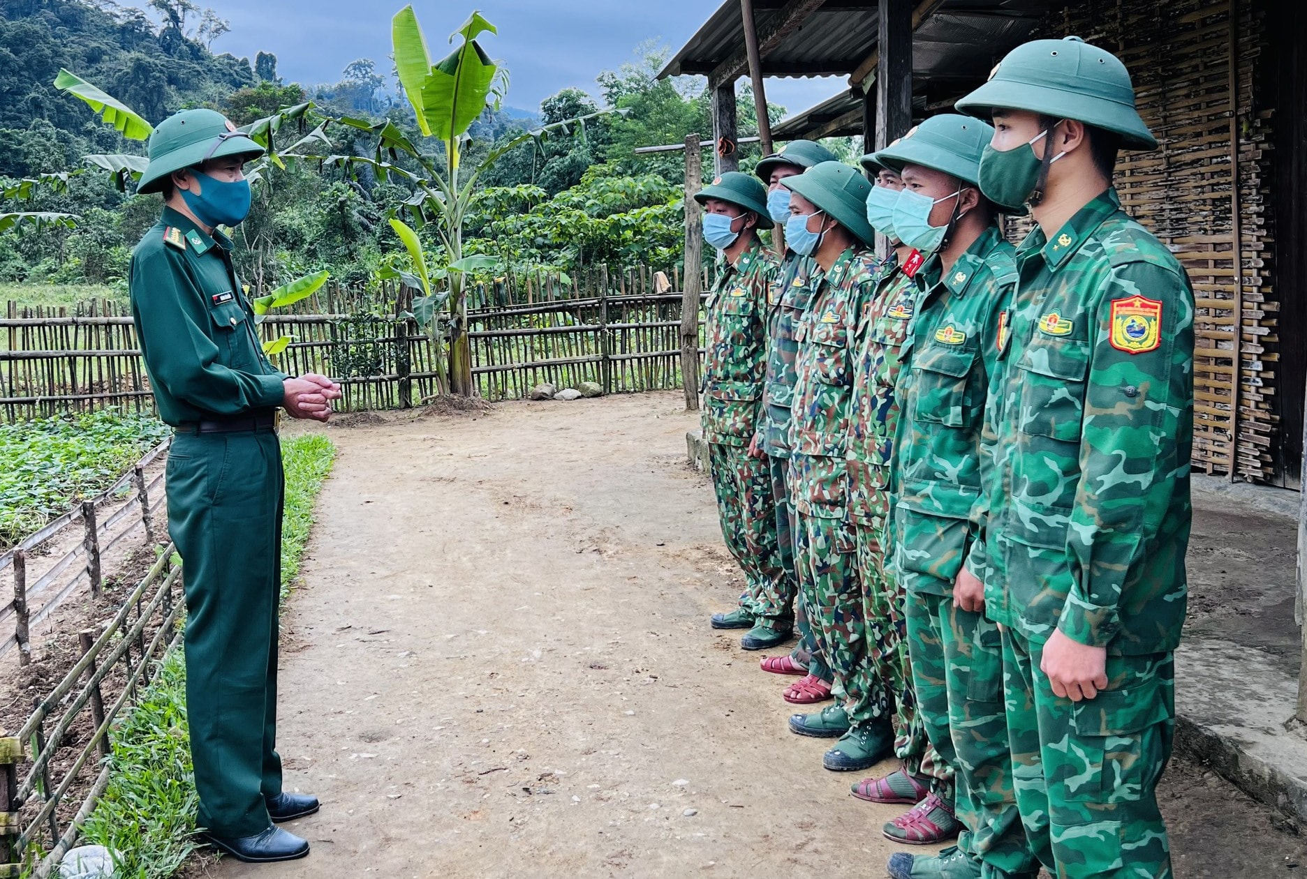 Đại tá Hoàng Văn Mẫn - Chính ủy BĐBP tỉnh động viên lực lượng làm nhiệm vụ tại chốt Pêtapoóc, xã Đắc Pring. Ảnh: HỒNG ANH