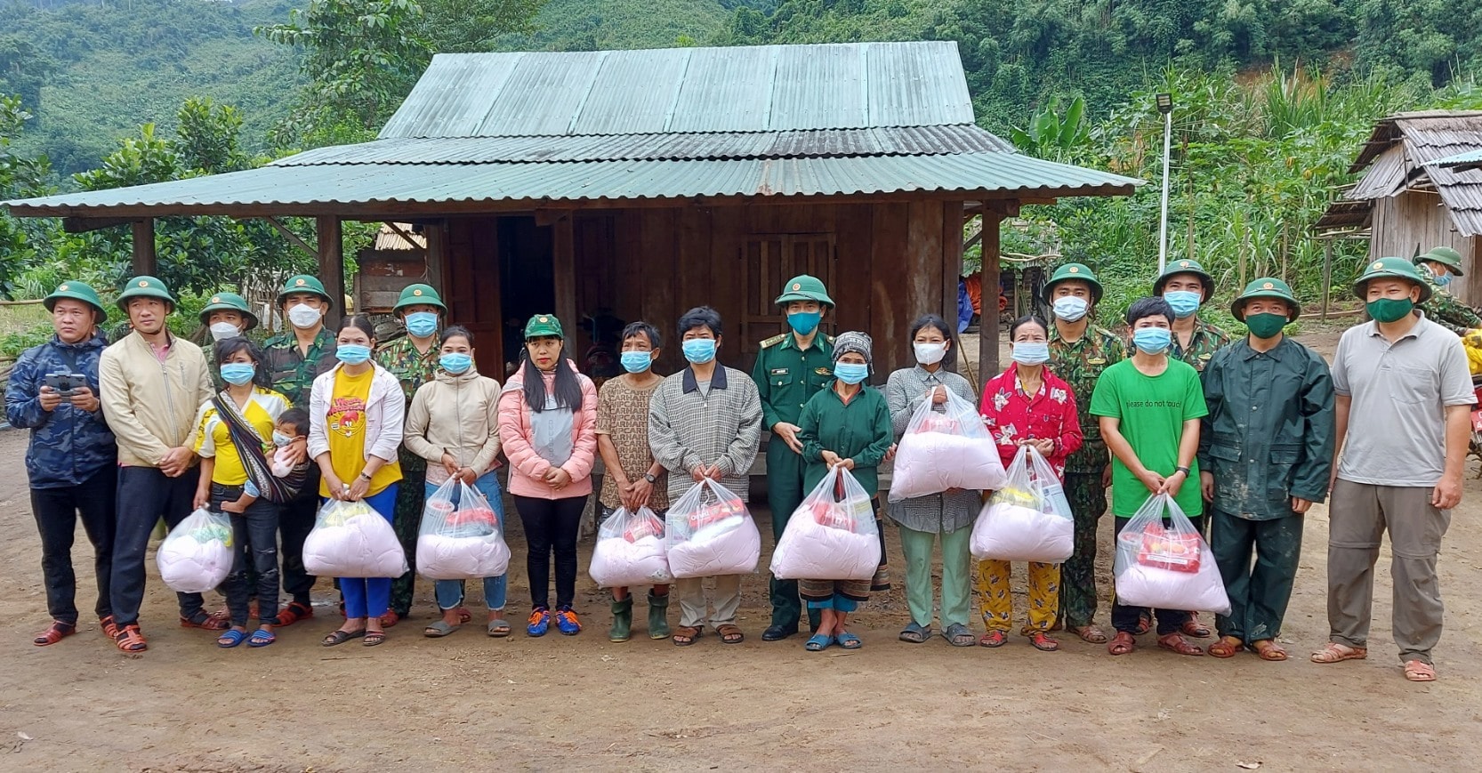 Tặng quà các hộ dân tại cụm dân cư Pêtapoóc. Ảnh: HỒNG ANH