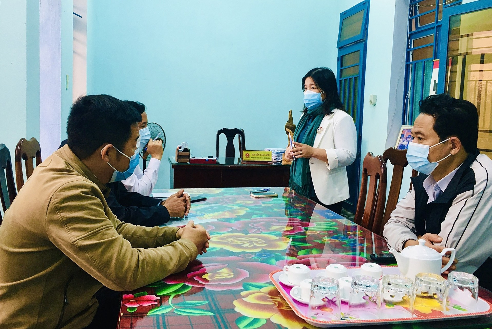 Lãnh đạo huyện Nông Sơn làm việc với xã Quế Trung về công tác phòng chống dịch Covid-19. Ảnh: LÊ THÔNG