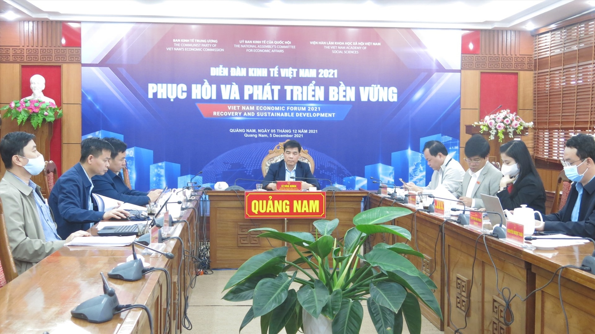 Leaders of Quang Nam province participating the forum