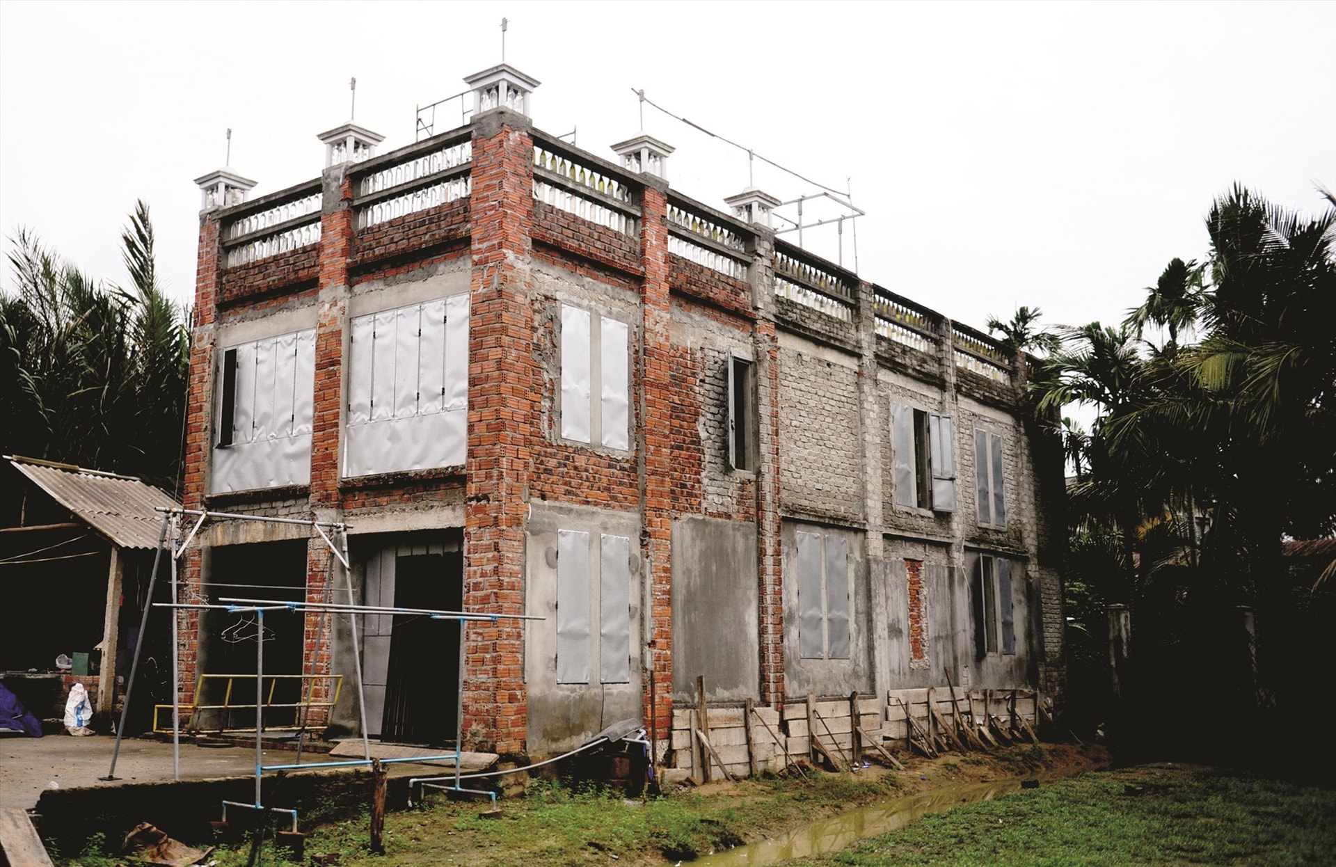 The bottle house has not been completed after 15 years of construction due to the shortage of materials.