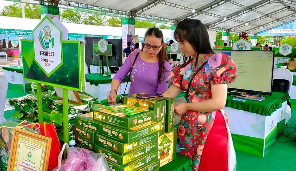 Thời gian qua, huyện Quế Sơn tích cực hỗ trợ các chủ thể quảng bá giới thiệu và mở rộng thị trường tiêu thụ sản phẩm OCOP. Ảnh: N.P