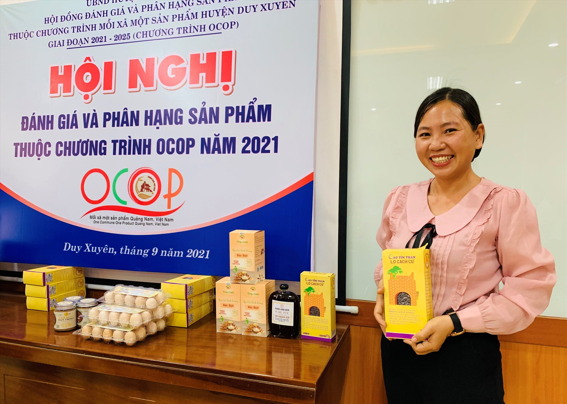 Gạo tím than của bà Lê Thị Thanh Nga vừa được UBND huyện Duy Xuyên xét chọn sản phẩm OCOP 3 sao cấp huyện năm 2021. Ảnh: T.N