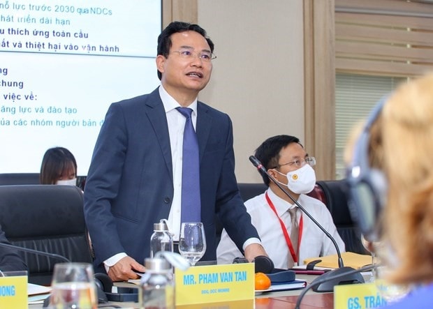 Pham Van Tan, deputy head of the Department of Climate Change, speaks at the workshop on December 7 (Photo: VNA)