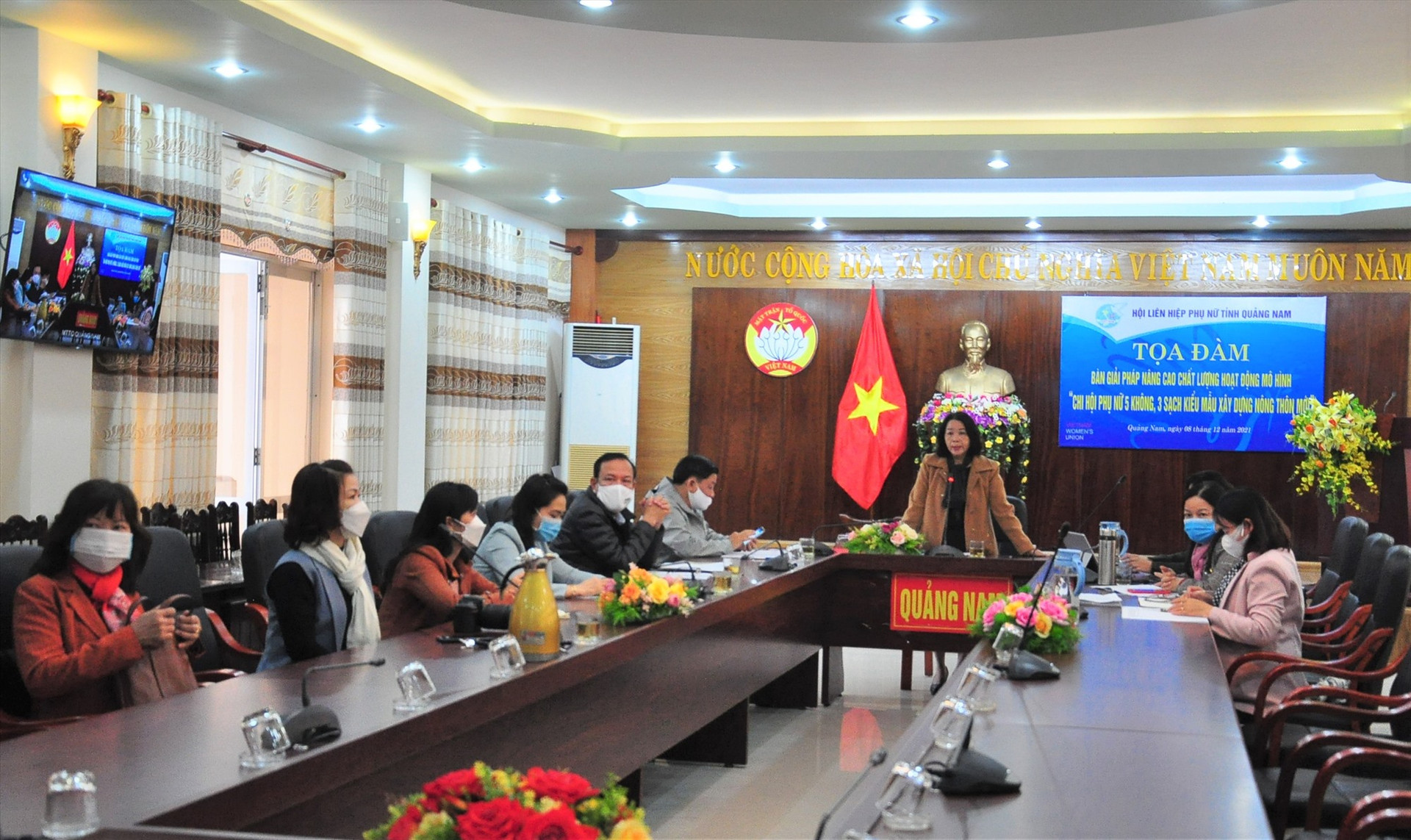 Bà Nguyễn Thị Liên - Phó Chủ tịch Hội LHPN tỉnh phát biểu tại buổi tọa đàm. Ảnh: V.A