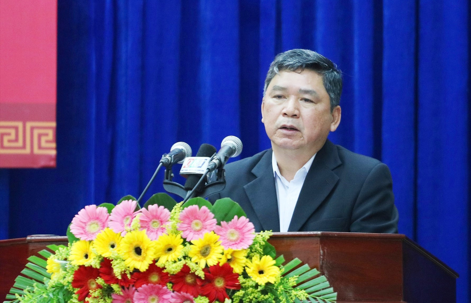 Ông Nguyễn Phú - Giám đốc Sở Xây dựng trả lời chất vấn về tình trạng ngập lụt TP.Tam Kỳ. Ảnh: N.Đ