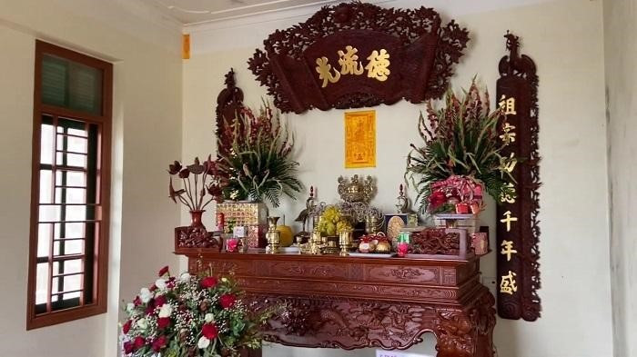 Hoa trên bàn thờ gia tiên được lựa chọn với nhiều loại khác nhau