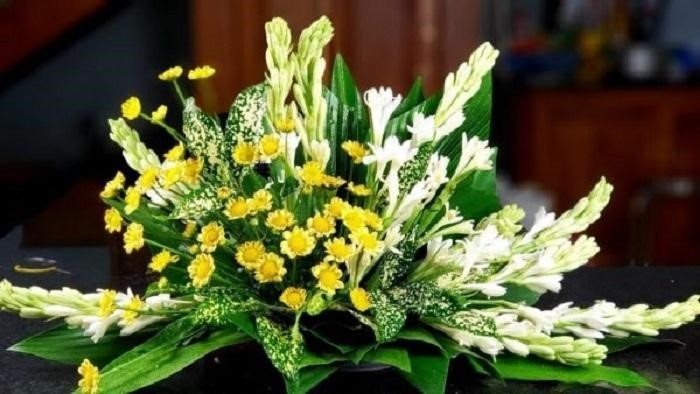Muốn cắm hoa huệ trên bàn thờ thì bạn cần kết hợp thêm hoa cúc và lá trầu bà