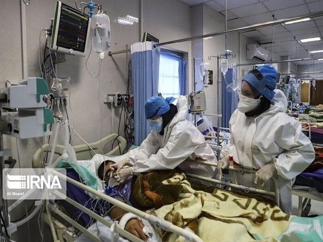 Điều trị cho bệnh nhân nhiễm COVID-19 tại bệnh viện ở Tehran,Iran. Ảnh: IRNA/TTXVN