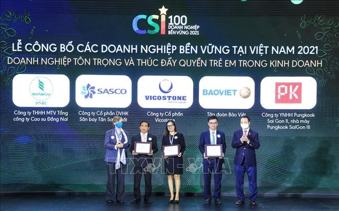 Các doanh nghiệp đạt giải Doanh nghiệp Tôn trọng và Thúc đẩy quyền trẻ em trong kinh doanh. Ảnh: Tuấn Anh/TTXVN