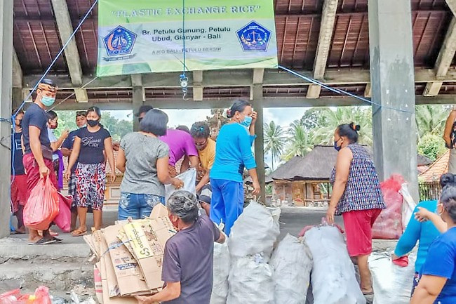 Người dân đảo Bali, Indonesia đến đối rác nhựa lấy gạo. Ảnh: CNA