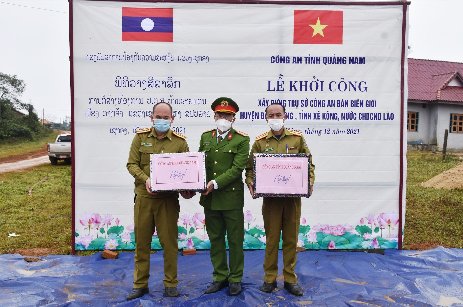 Đại tá Nguyễn Hà Lai - Phó Giám đốc Công an tỉnh tặng quà cho công an nước bạn Lào. Ảnh: M.T