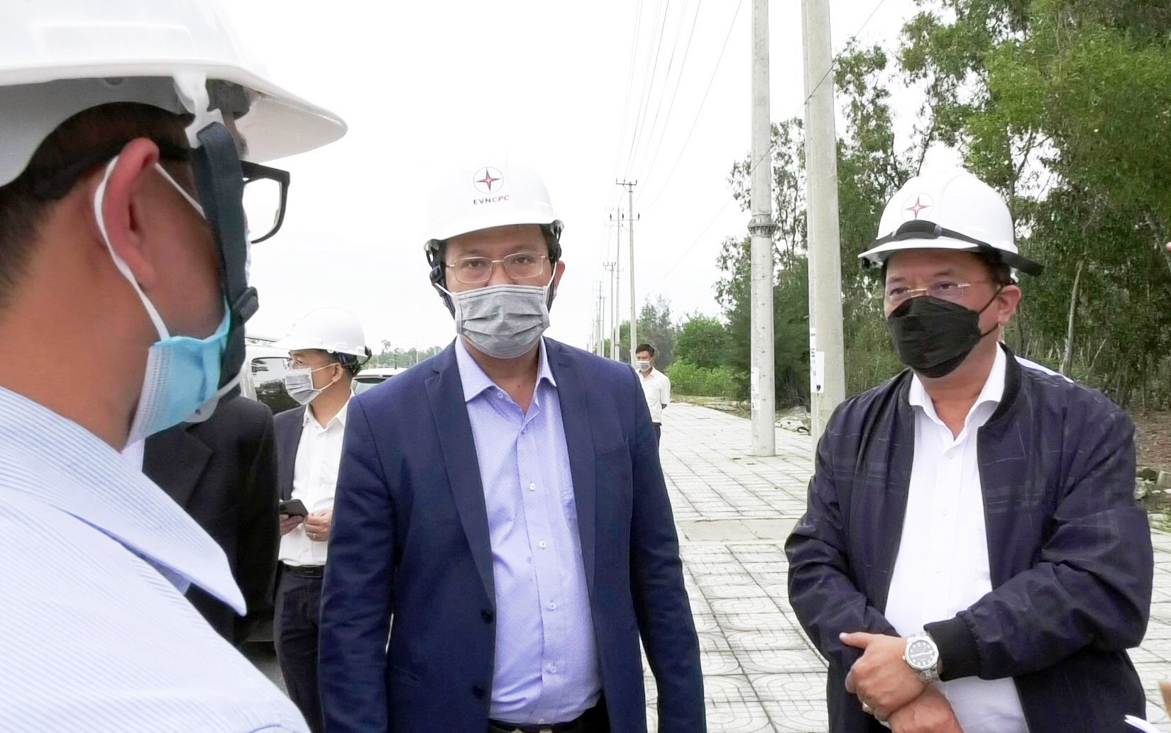 Tổng Giám đốc EVNCPC Ngô Tấn Cư (phải) và Giám đốc PC Quảng Nam Nguyễn Hữu Khánh kiểm tra thực địa xây dựng đường dây 110kV đến trạm biến áp 110kV Hyosung. Ảnh: VIỆT HẢO