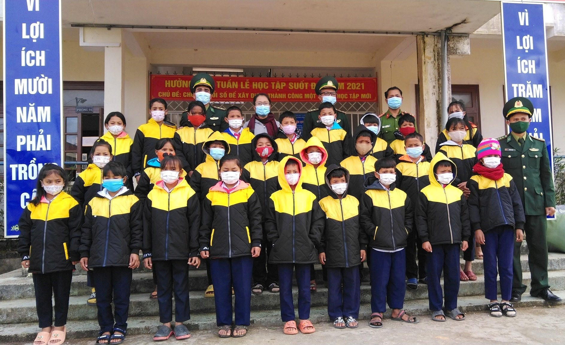 Những chiếc áo ấm được trao tận tay cho các em học sinh vùng cao Tây Giang. Ảnh: ĐH
