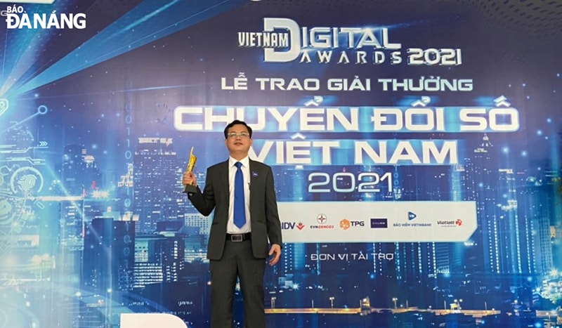 UBND thành phố Đà Nẵng 1 trong 11 đơn vị được vinh danh tại hạng mục “Cơ quan Nhà nước, đơn vị sự nghiệp chuyển đổi số xuất sắc” . Trong ảnh: Phó Giám đốc Sở Thông tin và Truyền thông Trần Ngọc Thạch đại diện nhận giải tại lễ trao giải. Ảnh: Nhân vật cung cấp.