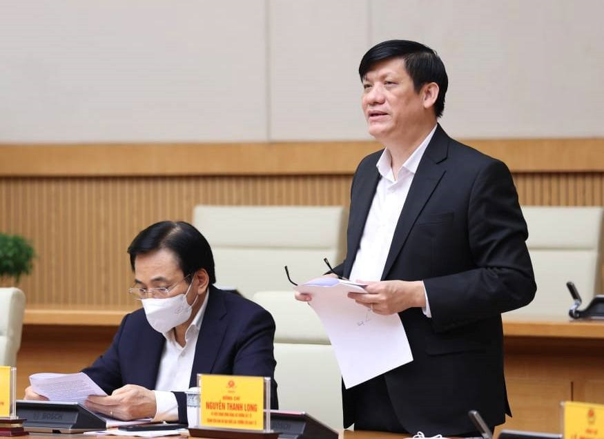 Bộ trưởng Bộ Y tế Nguyễn Thanh Long báo cáo tình hình, diễn biến dịch bệnh. Ảnh: Dương Giang/TTXVN