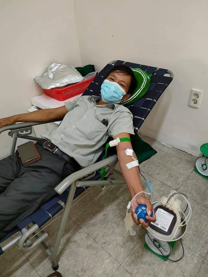 Thầy giáo Quang một tình nguyện viên của CLB luôn sẵn sàng hiến máu khi có người bệnh cần máu. Ảnh: N.Q