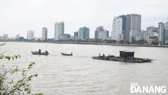 Việc chấm dứt nuôi trồng thủy sản trên sông , vịnh góp phần bảo vệ môi trường sinh thái biển. Trong ảnh: Một bè nuôi thủy sản từ vịnh Mân Quang (quận Sơn Trà, thành phố Đà Nẵng) đang được người dân di dời (Ảnh chụp vào ngày 27-11). Ảnh: HOÀNG HIỆP