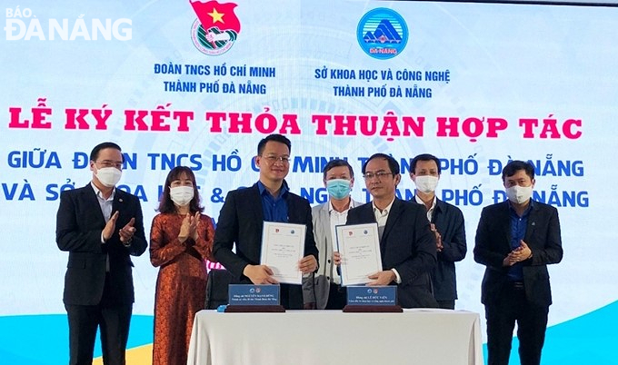 Lãnh đạo Sở Khoa học-Công nghệ và Thành đoàn Đà Nẵng ký kết hợp tác. Ảnh: M.QUẾ