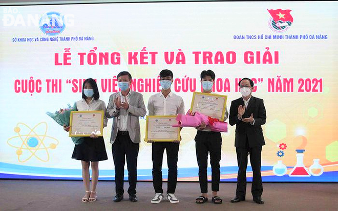 Ban tổ chức trao 2 giải Nhất cho các nhóm sinh viên. Ảnh: M.QUẾ